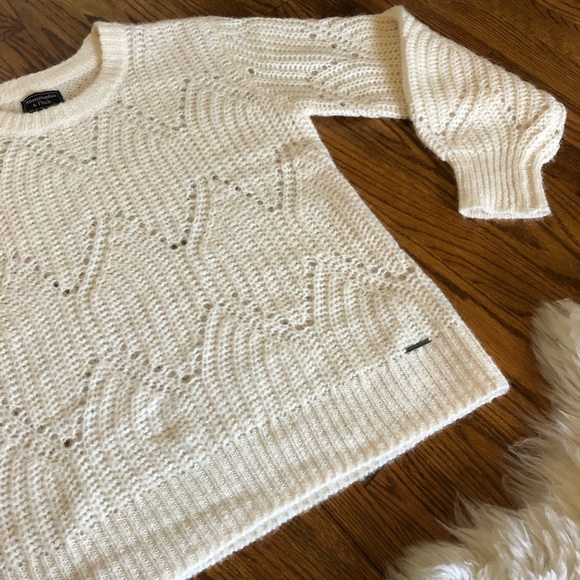 •ABERCROMBIE AND FITCH•Lofty puff sleeve sweater. - Picture 3 of 6